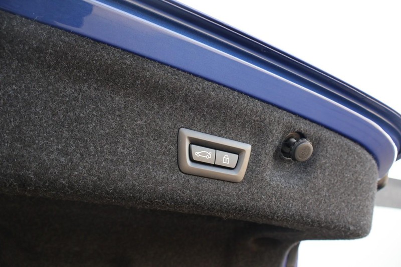 BMW 4 Series Vehicle Full-screen Gallery Image 11