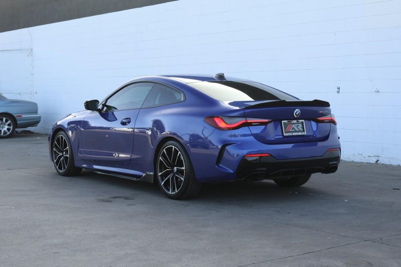 BMW 4 Series Vehicle Full-screen Gallery Image 12