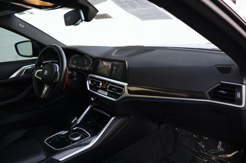 BMW 4 Series Vehicle Full-screen Gallery Image 22