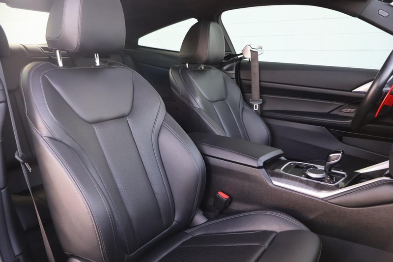 BMW 4 Series Vehicle Full-screen Gallery Image 24