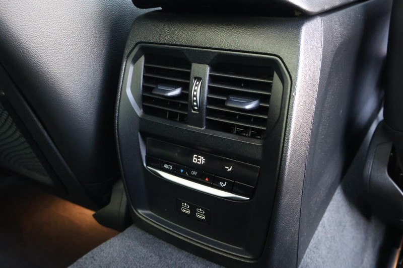 BMW 4 Series Vehicle Full-screen Gallery Image 26