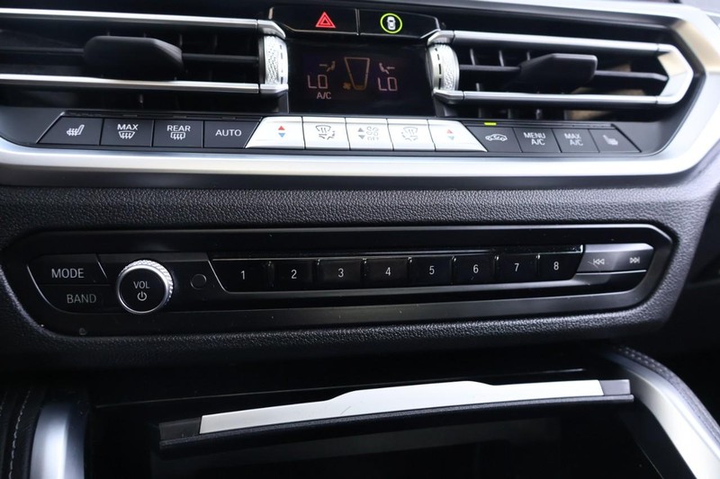 BMW 4 Series Vehicle Full-screen Gallery Image 37