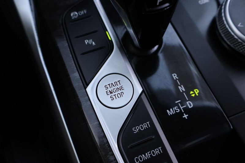 BMW 4 Series Vehicle Full-screen Gallery Image 40