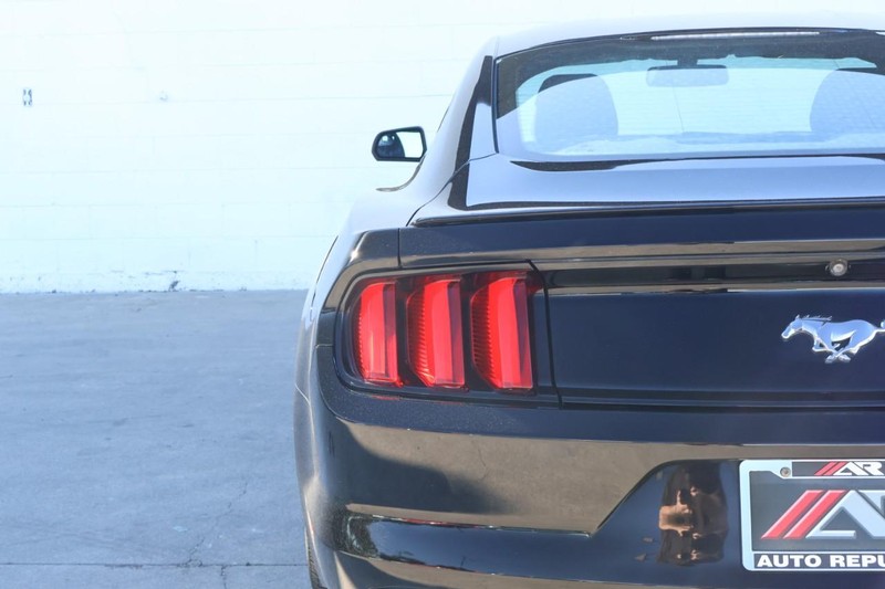 Ford Mustang Vehicle Full-screen Gallery Image 05