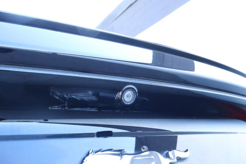 Ford Mustang Vehicle Full-screen Gallery Image 06