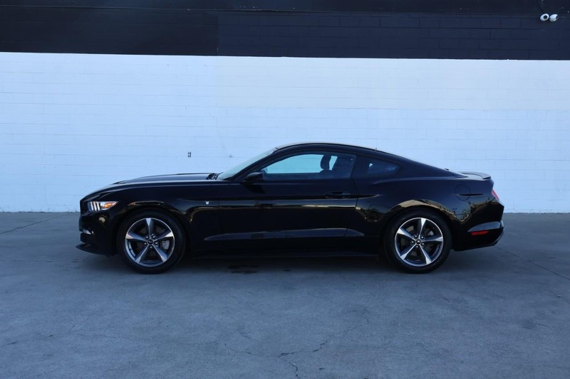 Ford Mustang Vehicle Full-screen Gallery Image 09