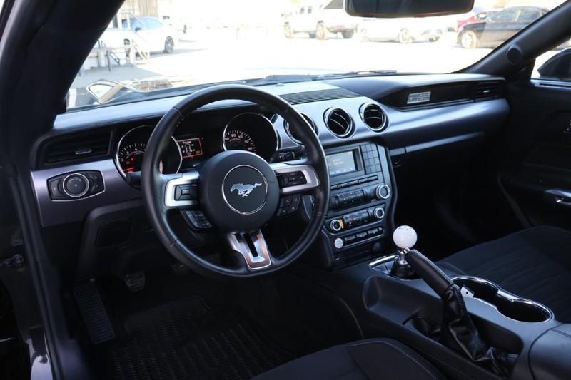 Ford Mustang Vehicle Full-screen Gallery Image 14
