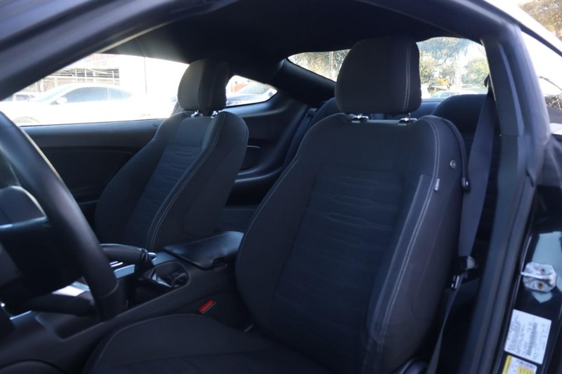 Ford Mustang Vehicle Full-screen Gallery Image 15