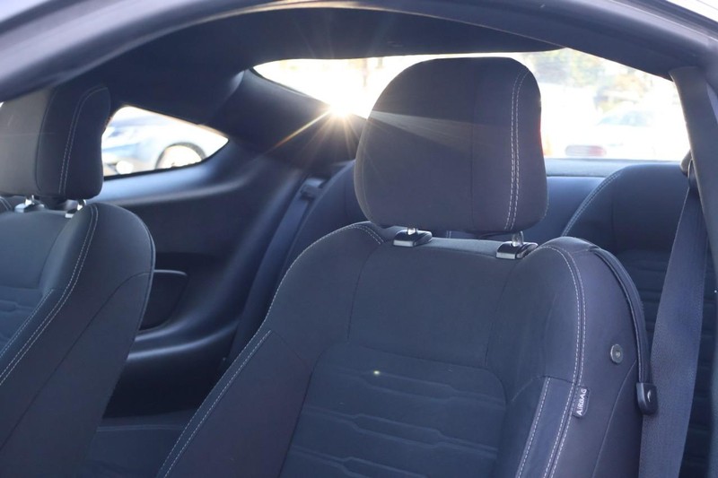 Ford Mustang Vehicle Full-screen Gallery Image 16