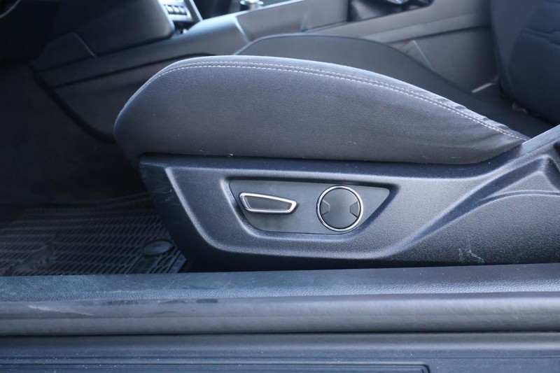 Ford Mustang Vehicle Full-screen Gallery Image 17