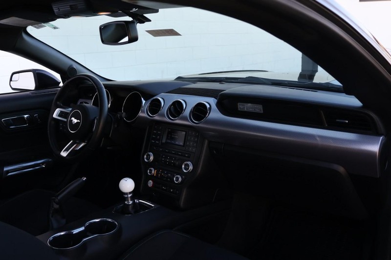 Ford Mustang Vehicle Full-screen Gallery Image 18