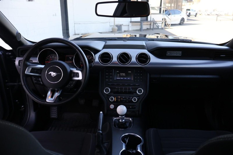 Ford Mustang Vehicle Full-screen Gallery Image 22