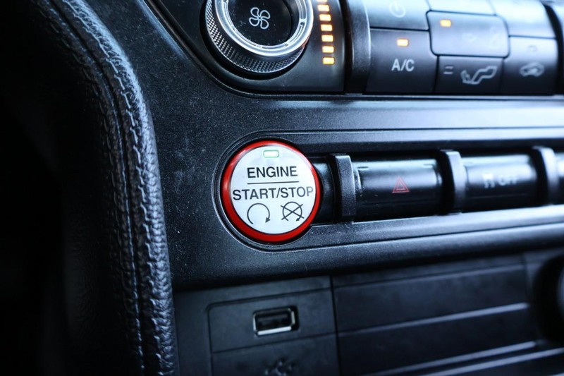 Ford Mustang Vehicle Full-screen Gallery Image 27