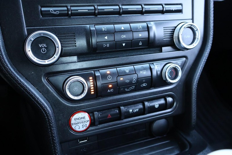 Ford Mustang Vehicle Full-screen Gallery Image 31