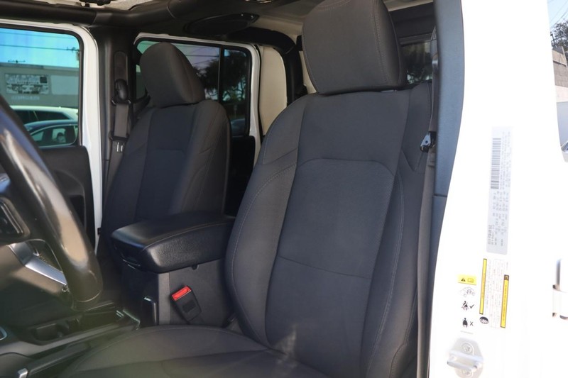 Jeep Gladiator Vehicle Full-screen Gallery Image 23