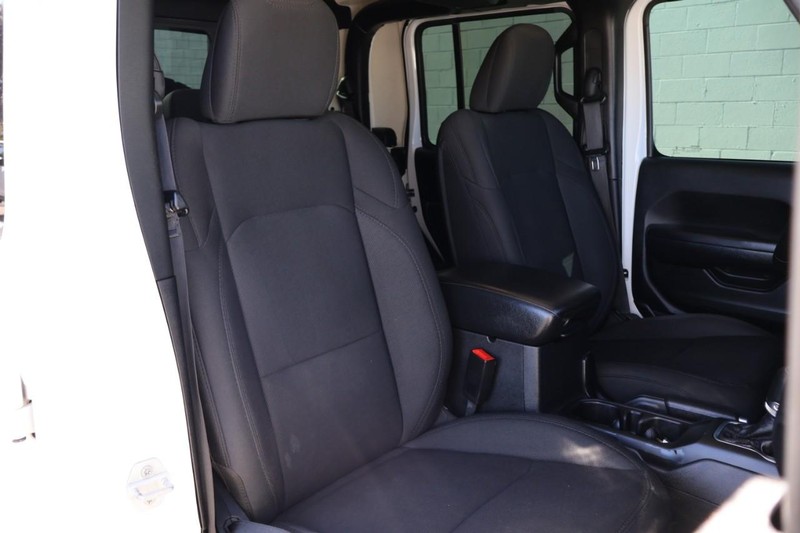 Jeep Gladiator Vehicle Full-screen Gallery Image 26