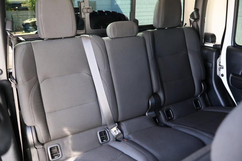 Jeep Gladiator Vehicle Full-screen Gallery Image 27