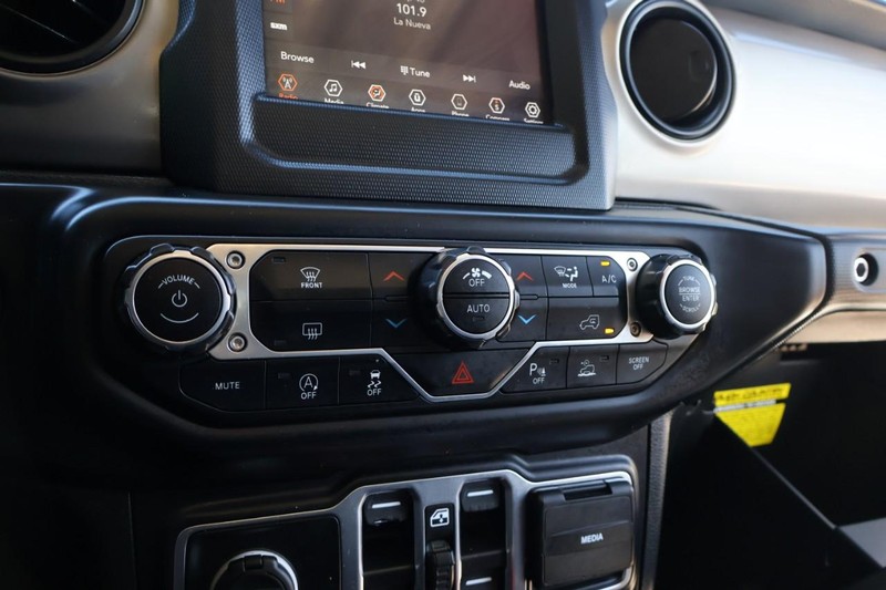 Jeep Gladiator Vehicle Full-screen Gallery Image 38