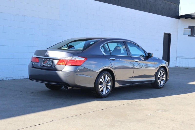 Honda Accord Sedan Vehicle Full-screen Gallery Image 05