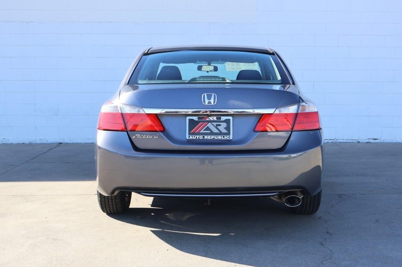 Honda Accord Sedan Vehicle Full-screen Gallery Image 06