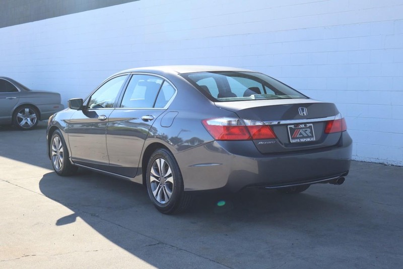 Honda Accord Sedan Vehicle Full-screen Gallery Image 09