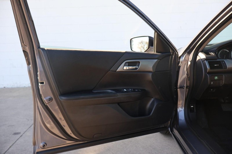 Honda Accord Sedan Vehicle Full-screen Gallery Image 14