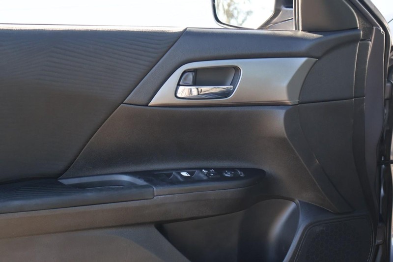 Honda Accord Sedan Vehicle Full-screen Gallery Image 15