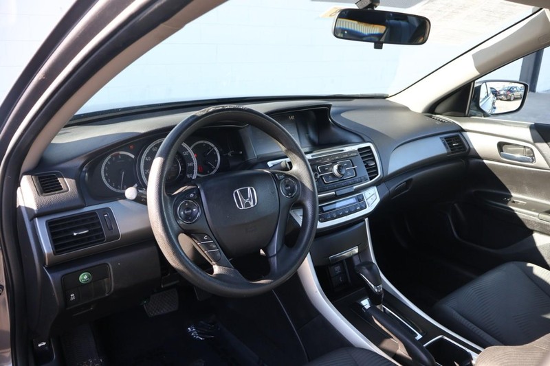 Honda Accord Sedan Vehicle Full-screen Gallery Image 16