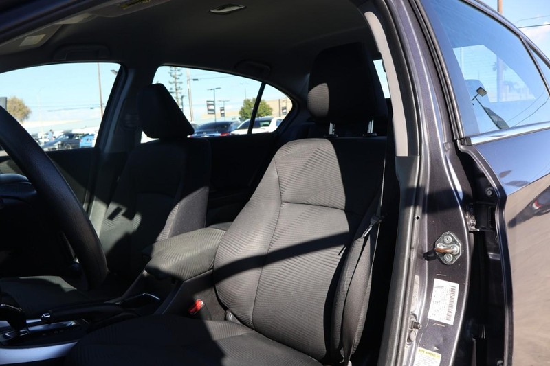 Honda Accord Sedan Vehicle Full-screen Gallery Image 17