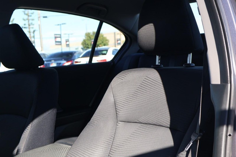 Honda Accord Sedan Vehicle Full-screen Gallery Image 18