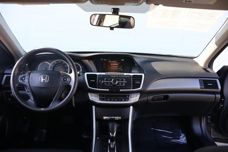 Honda Accord Sedan Vehicle Full-screen Gallery Image 22