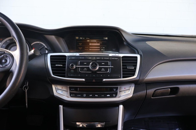 Honda Accord Sedan Vehicle Full-screen Gallery Image 27