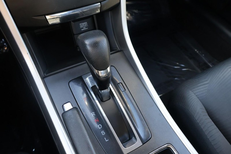 Honda Accord Sedan Vehicle Full-screen Gallery Image 30