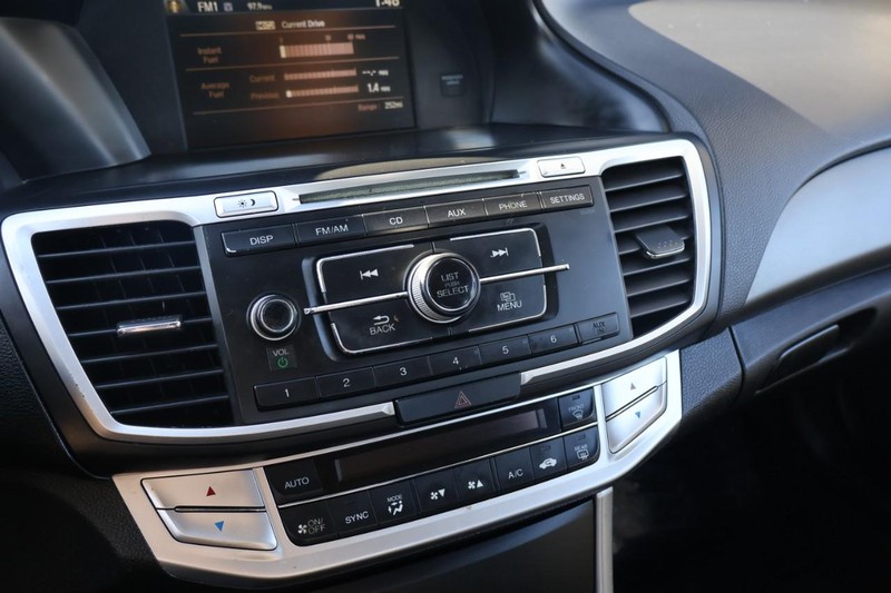 Honda Accord Sedan Vehicle Full-screen Gallery Image 31