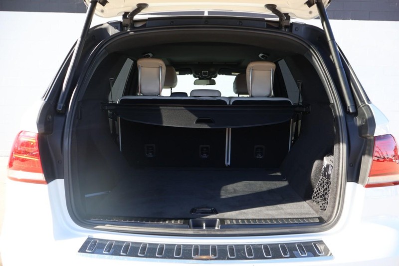 Mercedes-Benz GLE Vehicle Full-screen Gallery Image 08