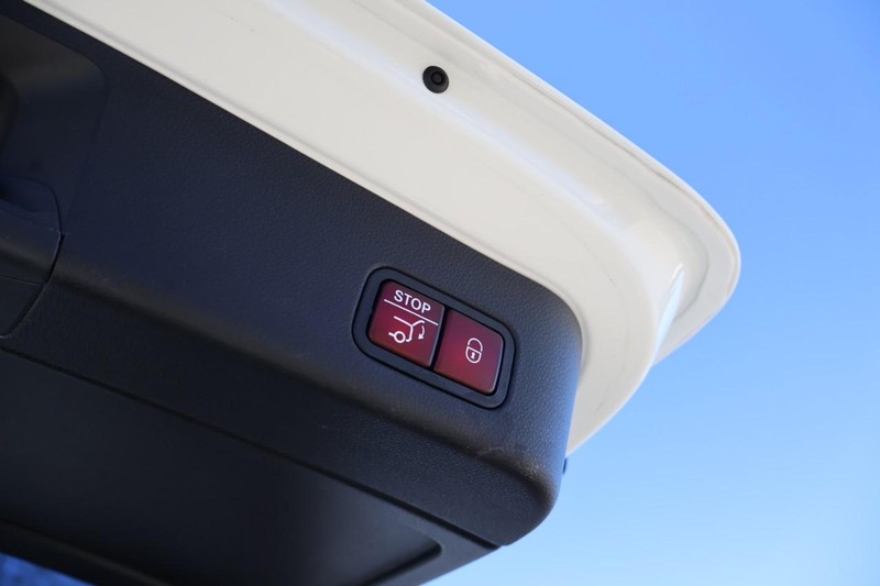 Mercedes-Benz GLE Vehicle Full-screen Gallery Image 09