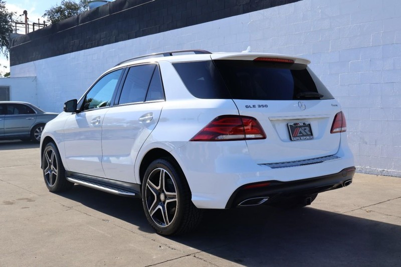 Mercedes-Benz GLE Vehicle Full-screen Gallery Image 10