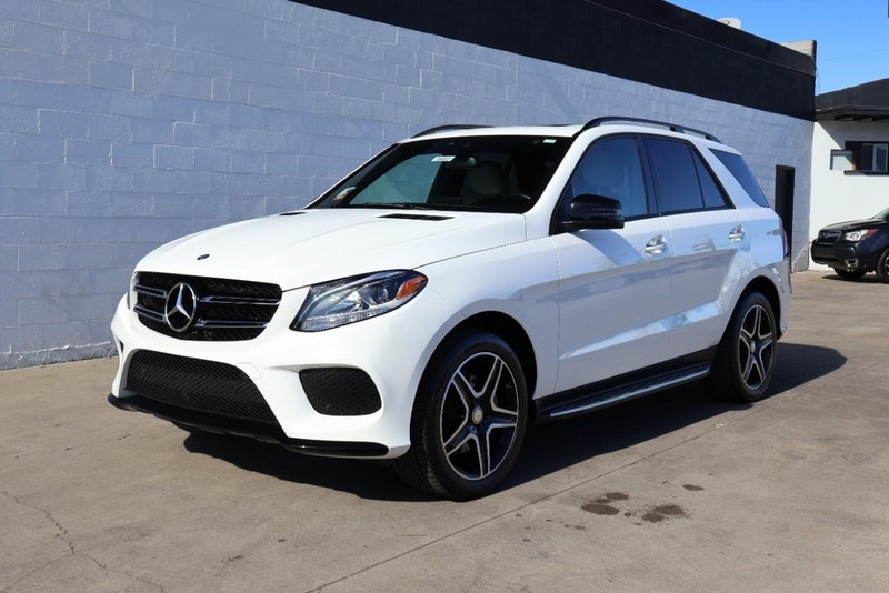Mercedes-Benz GLE Vehicle Full-screen Gallery Image 12