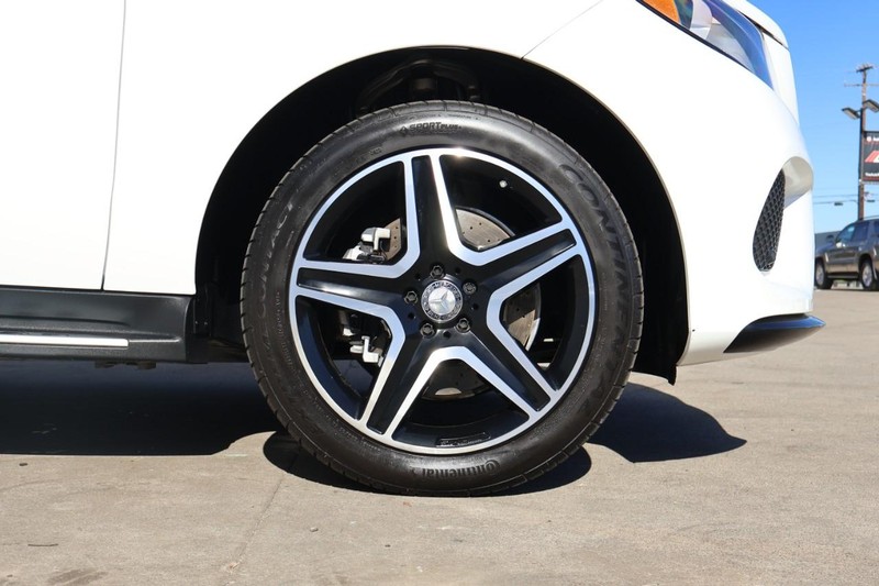 Mercedes-Benz GLE Vehicle Full-screen Gallery Image 13