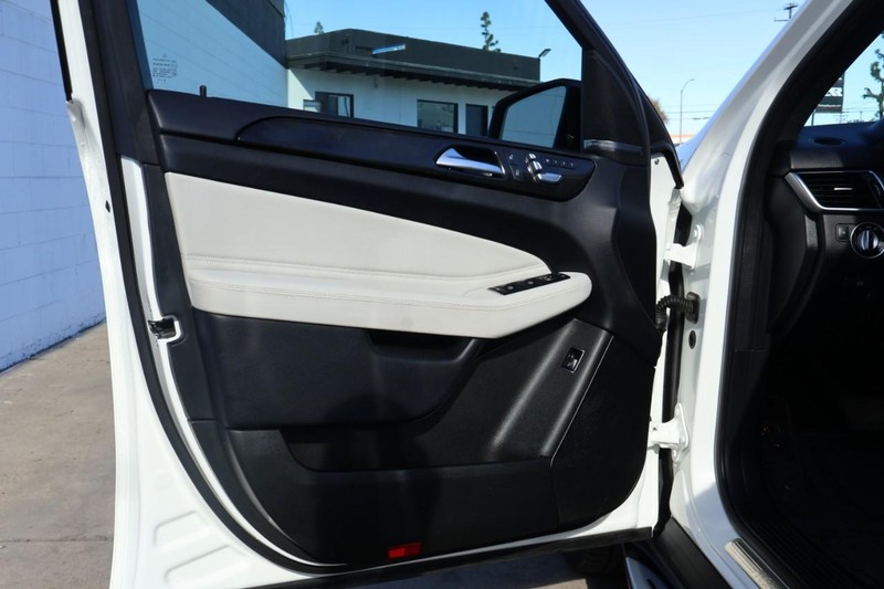 Mercedes-Benz GLE Vehicle Full-screen Gallery Image 15