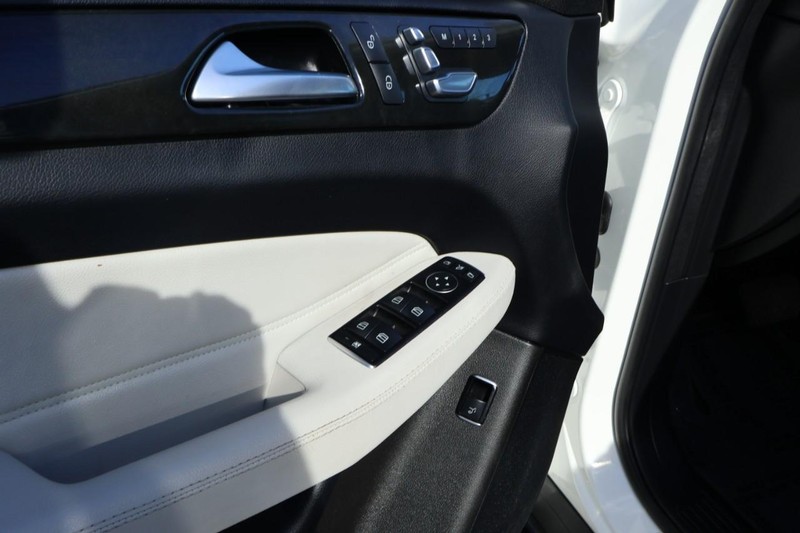 Mercedes-Benz GLE Vehicle Full-screen Gallery Image 16