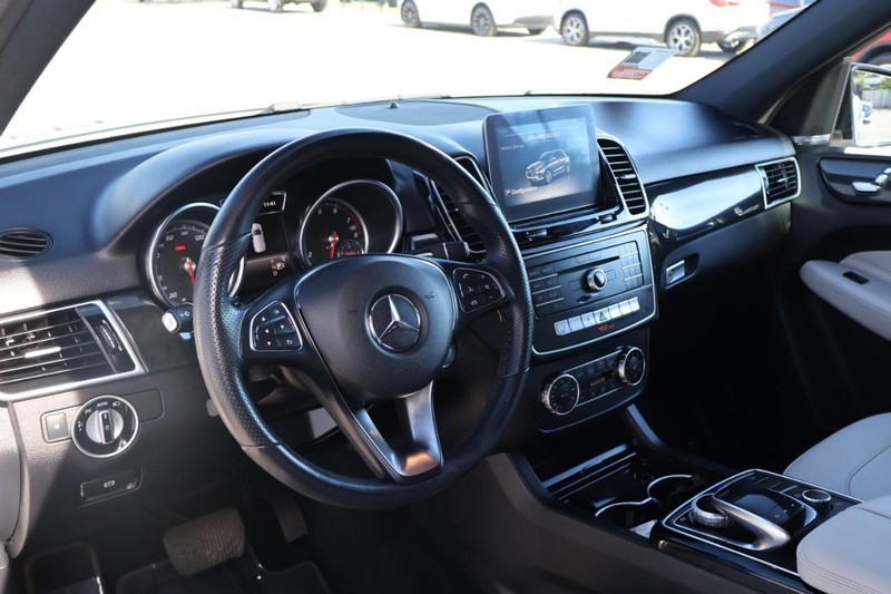 Mercedes-Benz GLE Vehicle Full-screen Gallery Image 17