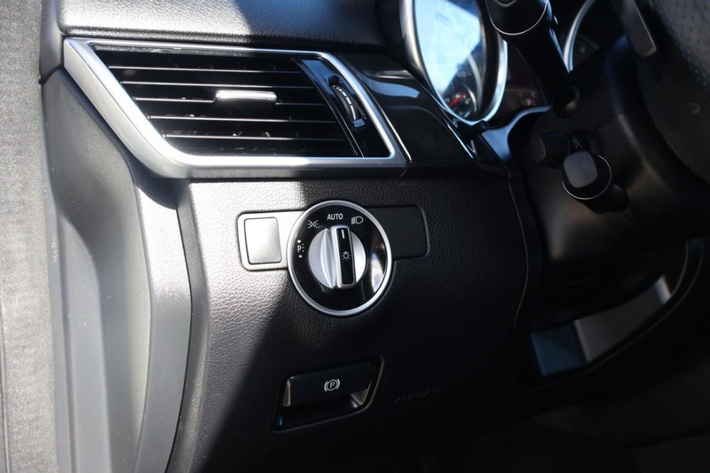 Mercedes-Benz GLE Vehicle Full-screen Gallery Image 18