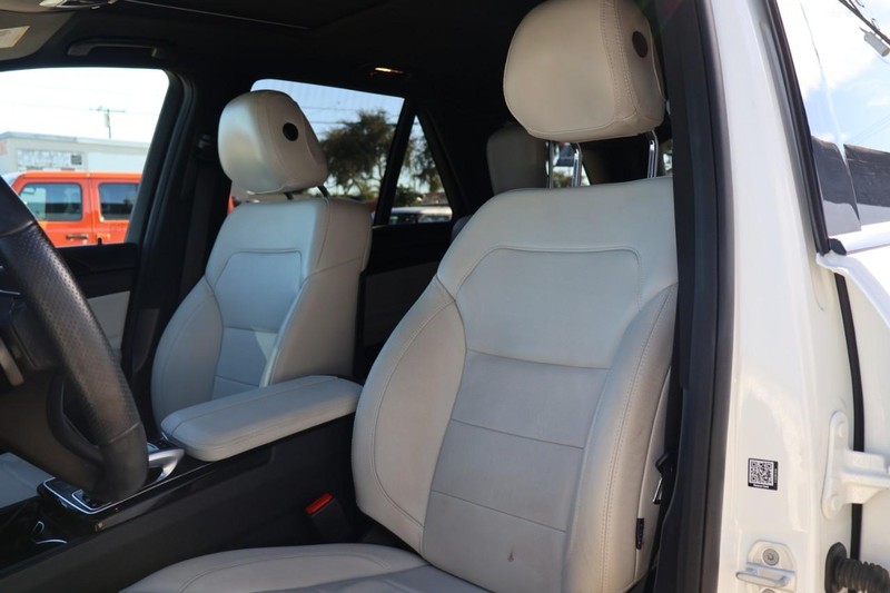 Mercedes-Benz GLE Vehicle Full-screen Gallery Image 19