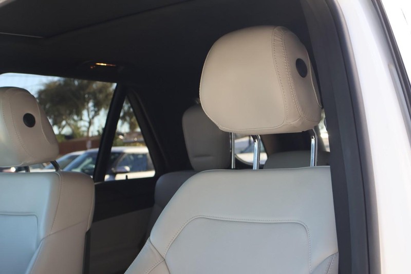 Mercedes-Benz GLE Vehicle Full-screen Gallery Image 20