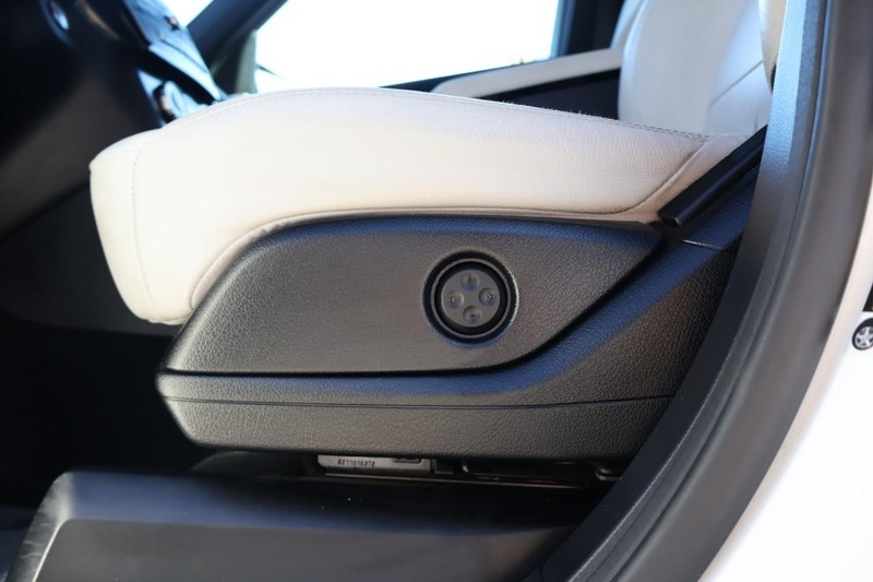 Mercedes-Benz GLE Vehicle Full-screen Gallery Image 21