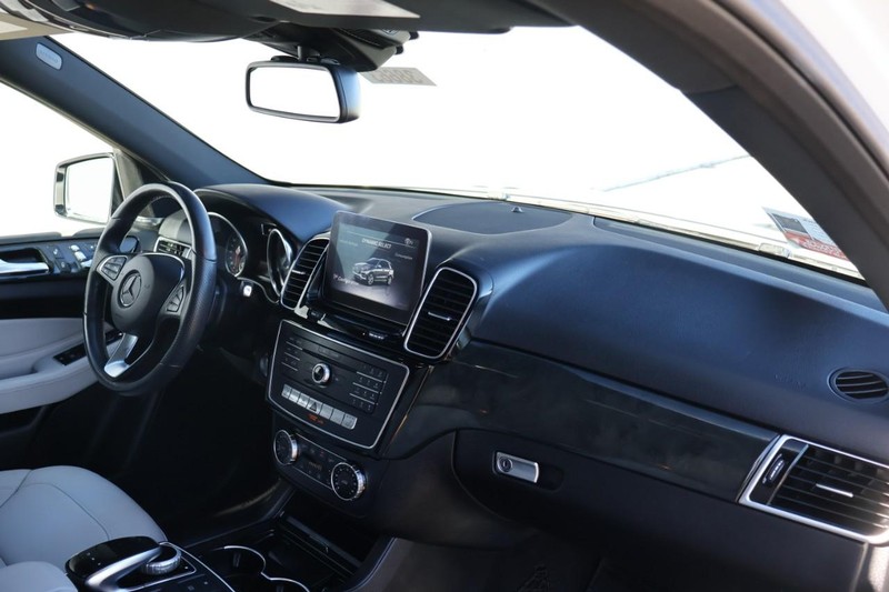 Mercedes-Benz GLE Vehicle Full-screen Gallery Image 22