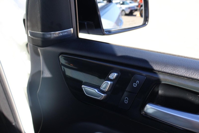 Mercedes-Benz GLE Vehicle Full-screen Gallery Image 24