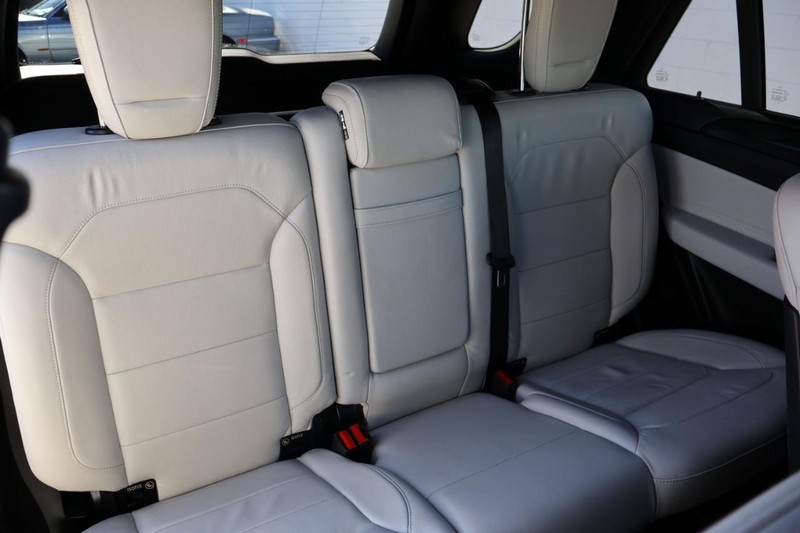 Mercedes-Benz GLE Vehicle Full-screen Gallery Image 25