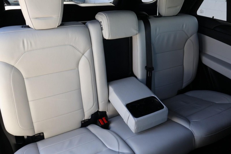 Mercedes-Benz GLE Vehicle Full-screen Gallery Image 26